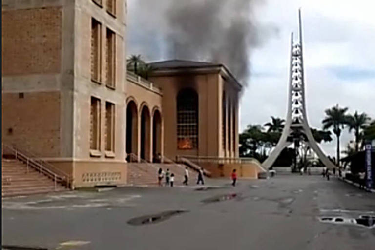 Princípio de incêndio atinge capela da Basílica de Aparecida