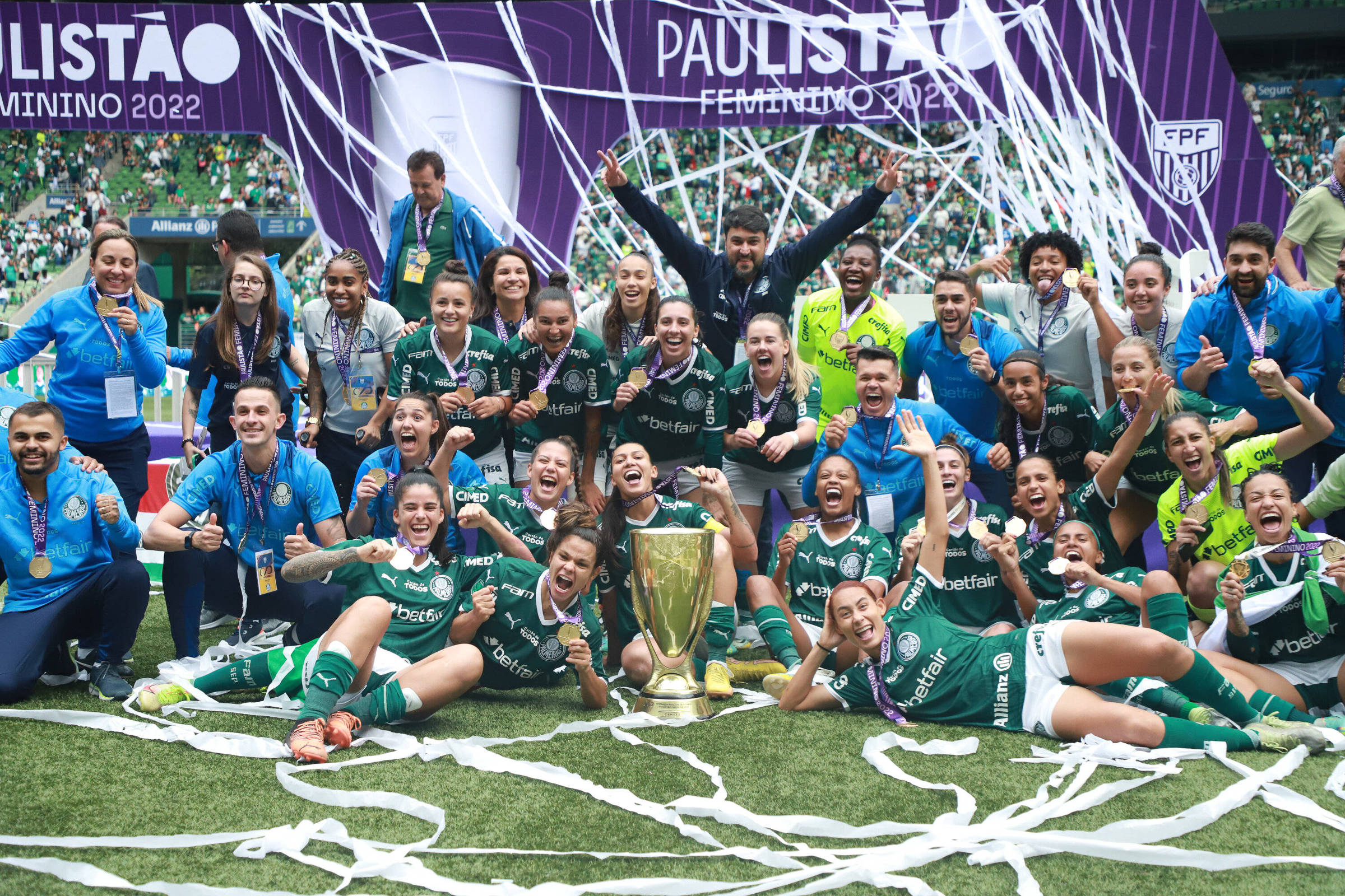 SP - Sao Paulo - 12/21/2022 - FINAL PAULISTA FEMALE 2022, PALMEIRAS X  SANTOS - Players of Palmeiras celebrate the title of champion during an  award ceremony after winning against Santos in