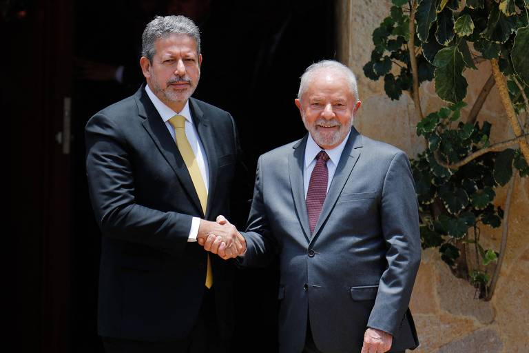 Lula (dir.) e Arthur Lira (esq.) durante encontro em Brasília