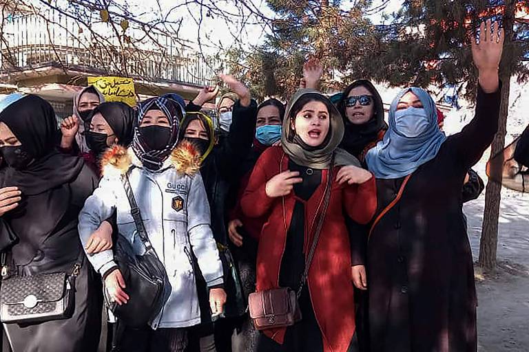 Afegãs protestam em Cabul contra proibição de frequentar universidade