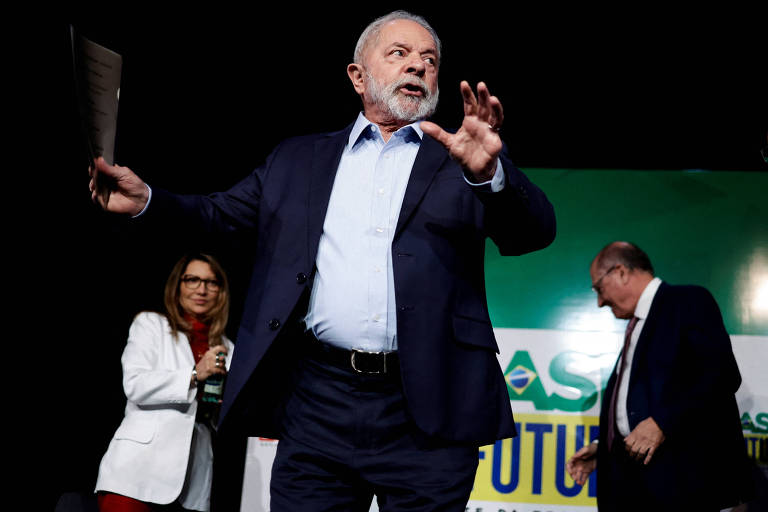Lula durante a apresentação do relatório de seu gabinete de transição, em Brasília