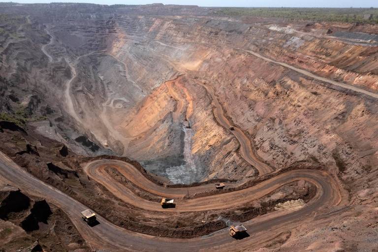 Caminhões em um poço de minério de ferro a céu aberto operado na Ucrânia
