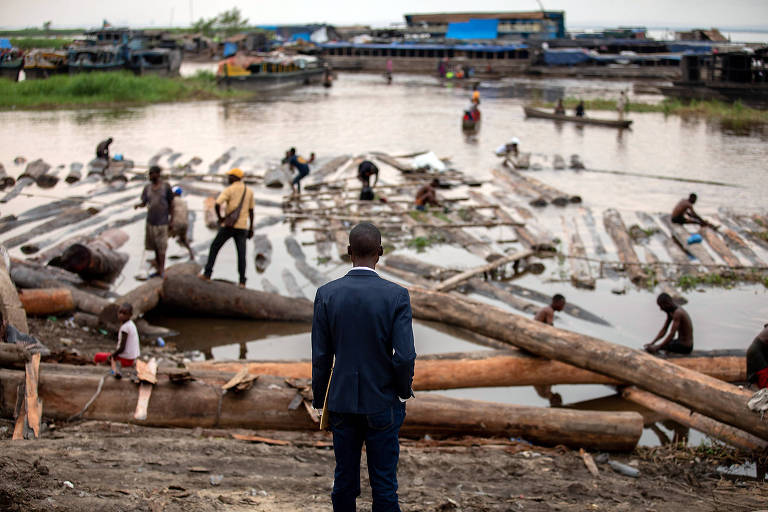 Porto madeireiro perto de Kinshasa, na República Democrática do Congo