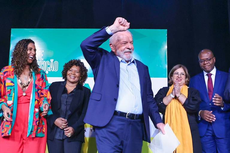 Foto de Lula com ministros atrás