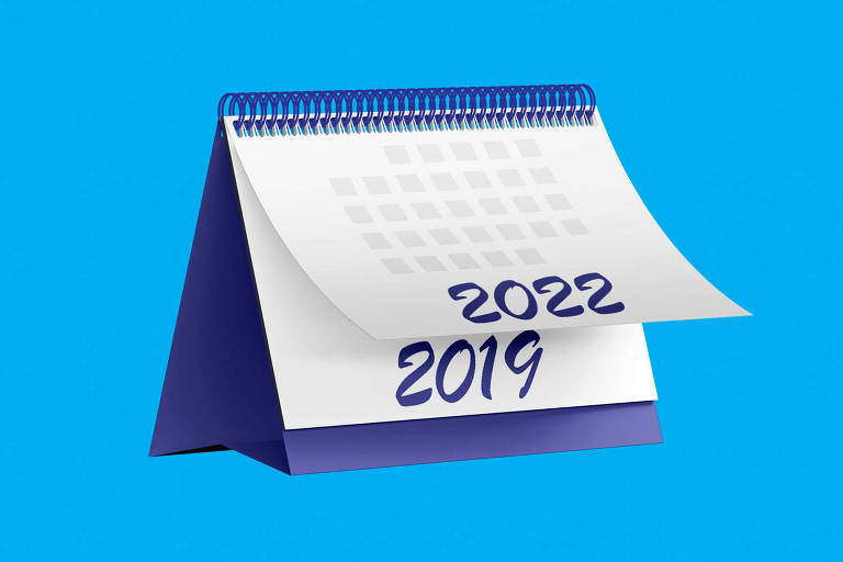 Sobre um fundo azul há um calendário azul com páginas brancas, com a página do ano 2022 sendo virada e aparecendo a página do ano 2019.