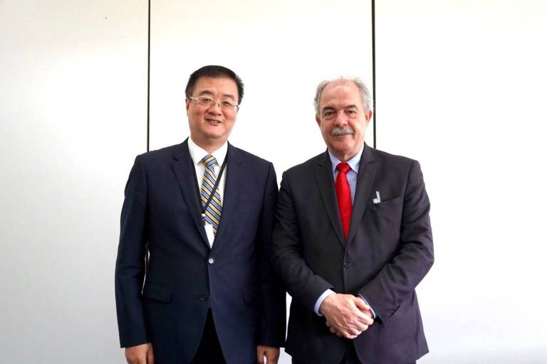 O futuro presidente do BNDES, Aloizio Mercadante, reúne-se com o embaixador da China no Brasil, Zouk Qingqiao