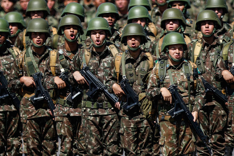 Exército anexa estudo sobre 'desvantagem física' para defender veto de mulheres em combate