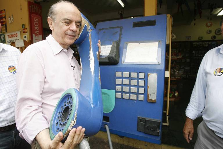 Em outubro de 2006, Serra (PSDB) venceu Aloizio Mercadante (PT) e foi eleito governador ao lado do vice, Alberto Goldman (PSDB); na foto, ele fazia campanha em Itu, cidade no interior de São Paulo