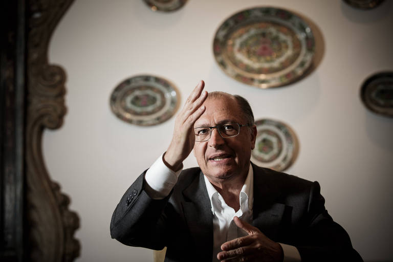 Em 2014, Alckmin venceu Paulo Skaf (MDB) e se reelegeu governador, desta vez com Márcio França (PSB) como vice; na foto, ele dava entrevista no setor residencial do Palácio dos Bandeirantes