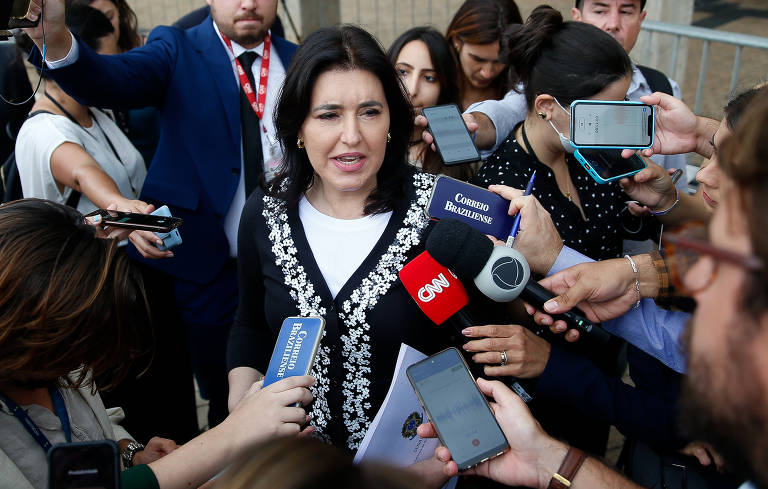 A senadora Simone Tebet (MDB-MS) fala com a imprensa ao deixar o CCBB, gabinete de transição do governo Lula, como parte da área social do gabinete do próximo governo