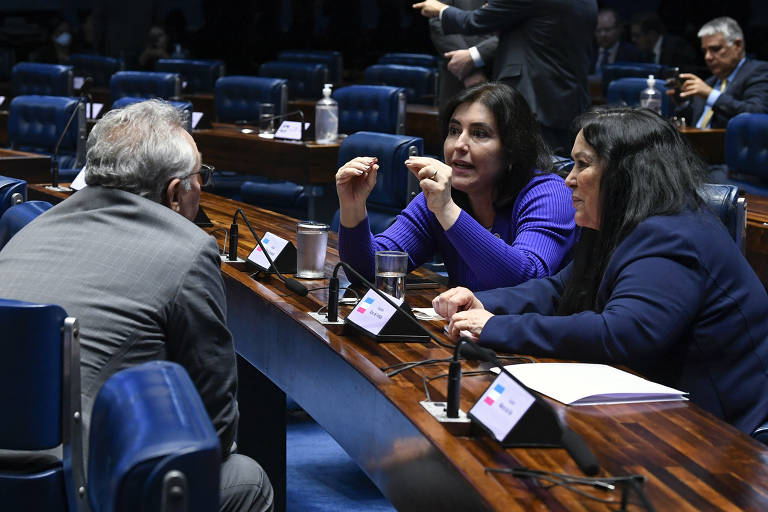 A senadora Simone Tebet (MDB-MS) conversa com outros senadores sobre a PEC da Transição, momentos antes da votação que aumentaria gastos para o governo federal no próximo ano
