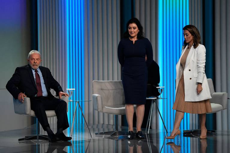 A senadora Simone Tebet (MDB, ao centro), ao lado de Luiz Inácio Lula da Silva (PT) e Soraya Thronicke (União Brasil), seus concorrentes à Presidência da República no primeiro turno