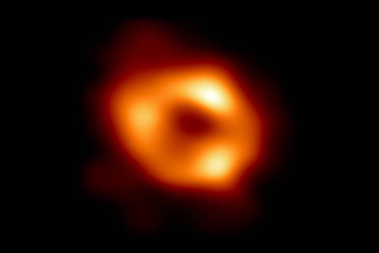 Primeira imagem de Sagittarius A*, o buraco negro supermassivo no centro da Via Láctea, registrada pelo EHT