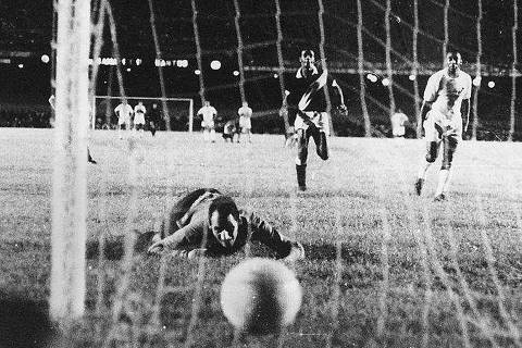 ORG XMIT: 162501_0.tif Futebol: Torneio Roberto Gomes Pedrosa: Vasco 1x2 Santos: o goleiro Edgardo Andrada, do Vasco, leva o milésimo gol de Pelé em cobrança de pênalti, no estádio do Maracanã. (Rio de Janeiro, RJ, 19.11.1969. Foto Arquivo do Estado-Fundo Última Hora) ***  CATALOGO PELE SANTOSFC