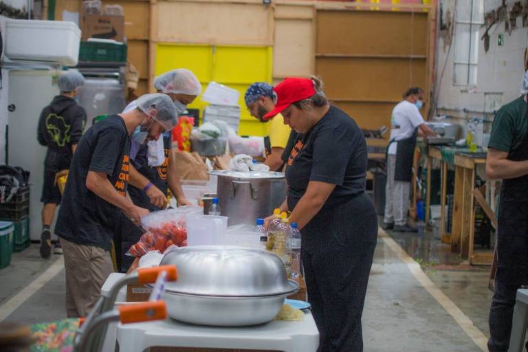 Campanha vai distribuir 2.000 refeições para moradores de rua na Sé, em SP, no Natal