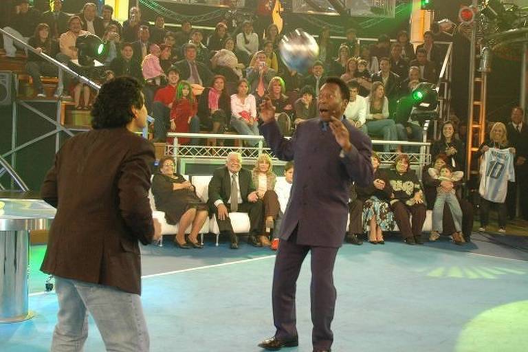 Pelé e Maradona duelam no palco com a bola