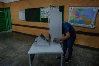 Urnas são montadas para as eleições em escola de Brasília, no primeiro turno