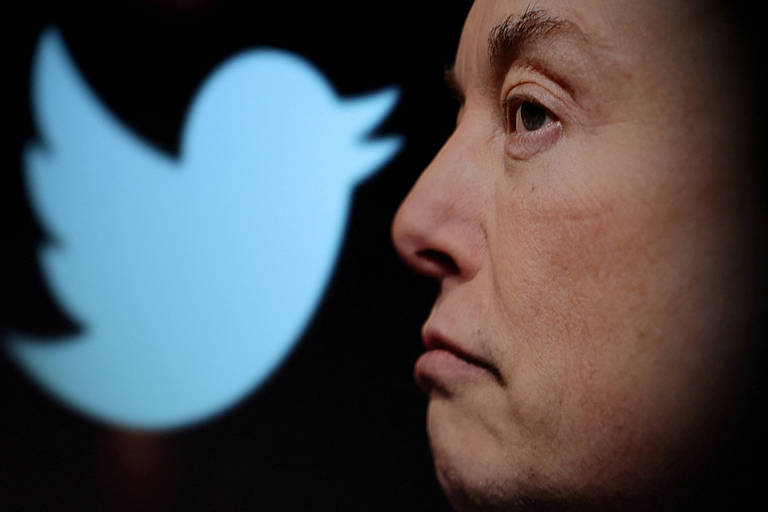 O dono do Twitter, o bilionário Elon Musk, ao lado da logomarca da empresa, um pássaro