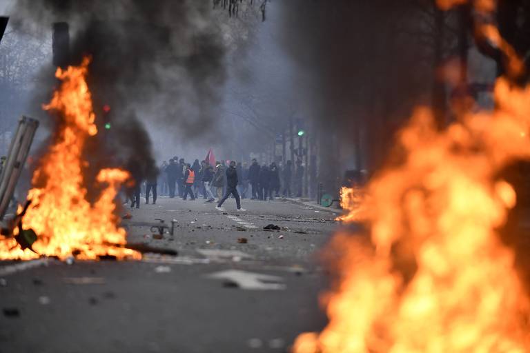 Curdos protestam em Paris após ataque com possível motivação racista