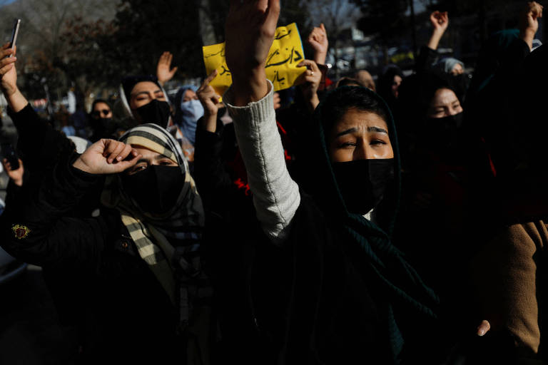 Talibã ordena que ONGs proíbam mulheres de trabalhar no Afeganistão