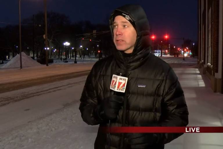 Repórter Mark Woodley reclama de frio durante cobertura de nevasca nos EUA