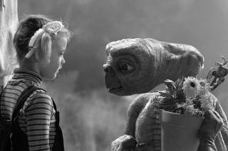 DREW BARRYMORE AND ET IN SCENE FROM FILM