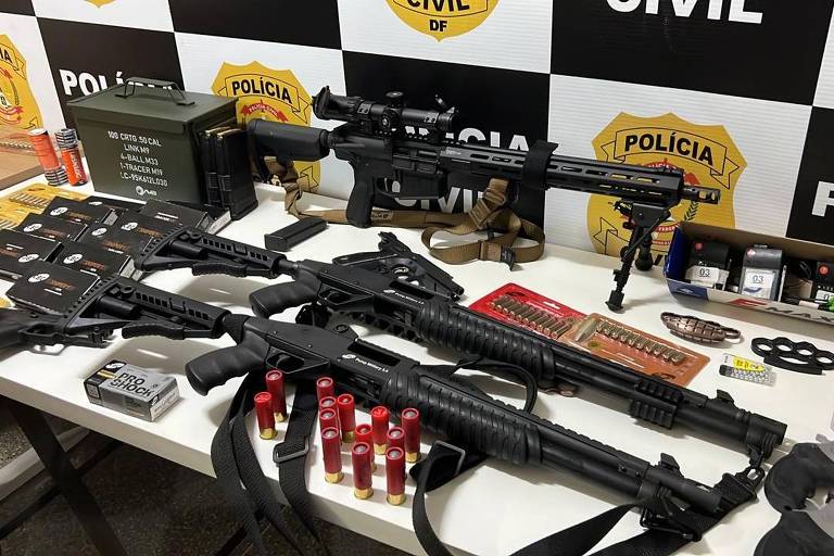 Armas, munições e outros objetos em cima de uma mesa