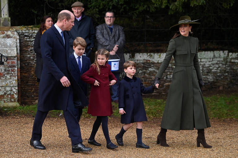 Príncipe Louis, caçula do casal real Kate e William estreia na celebração de Natal
