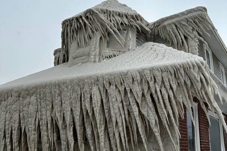 Restaurante na região de Buffalo, estado de Nova York, fica coberto de gelo de respingos das ondas do lago Erie durante uma tempestade.
