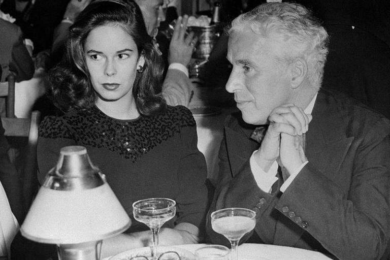 Foto em preto e branco, de Oona e Charlie Chaplin.
