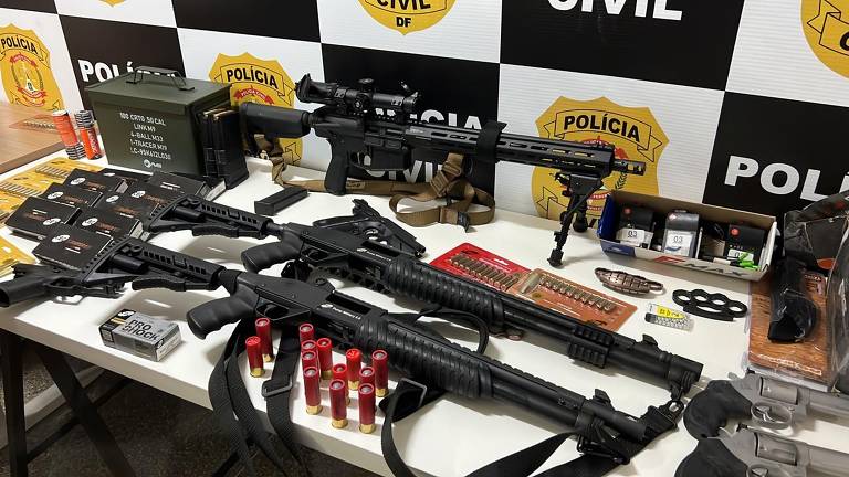 Armas, munições e outros objetos em cima de uma mesa