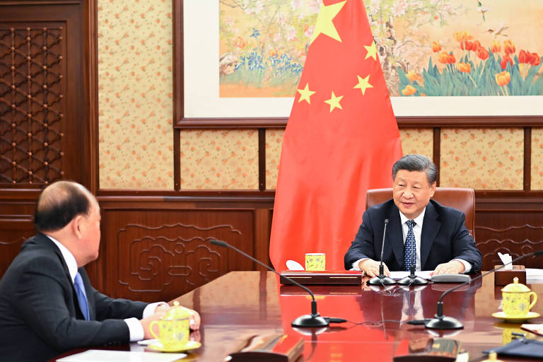 O líder chinês, Xi Jinping, durante encontro com o chefe-executivo de Macau, Ho Iat Seng, em Pequim
