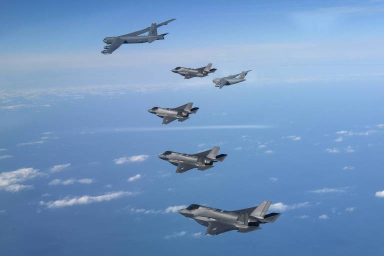 Aeronaves da Coreia do Sul e dos EUA durante exercício militar em meio à tensão com a Coreia do Norte