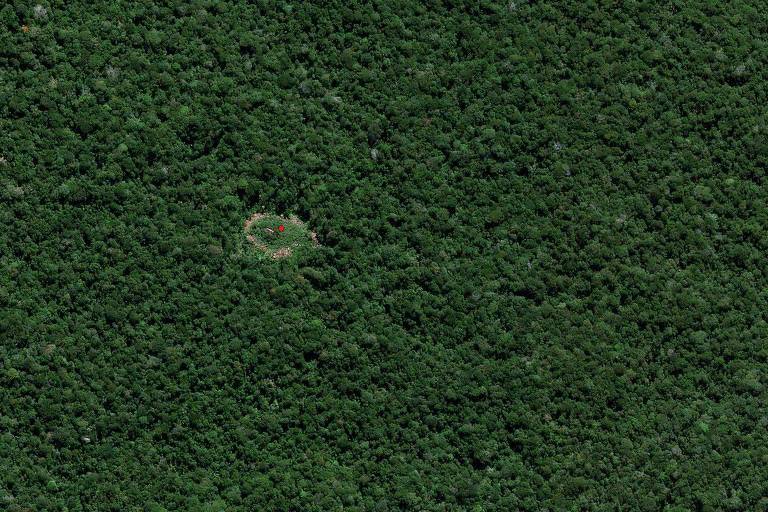 Imagem de uma floresta, vista de satélite, com tudo verde exceto um pequeno espaço de terreno desmatado