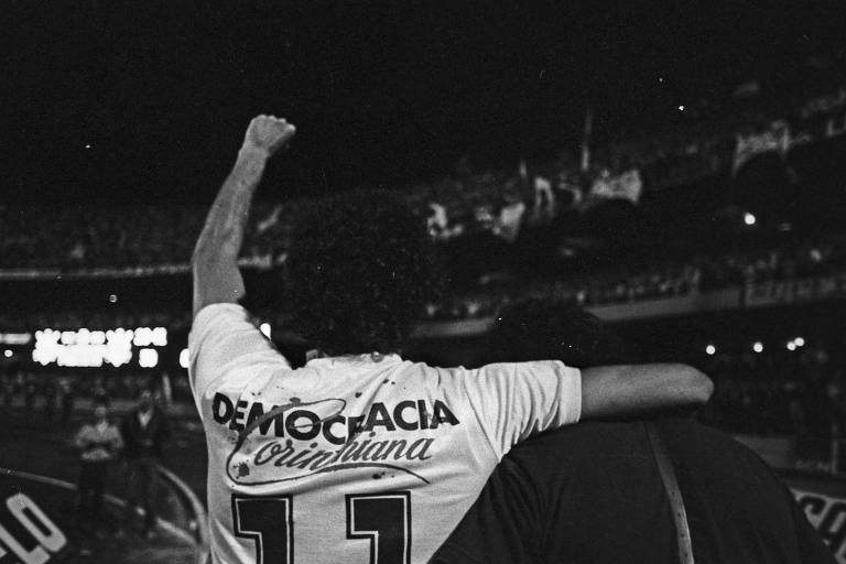 Sócrates (1954-2011), à esquerda e com o punho para cima, abraça Walter Casagrande Jr., em 1983, no Morumbi, após partida contra o São Paulo
