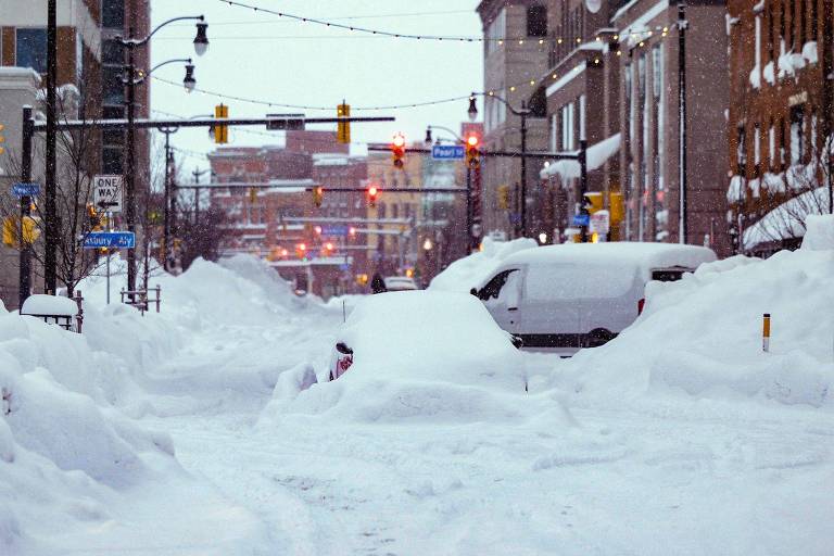 Veículos cobertos por neve na cidade de Buffalo, a oeste de Nova York, nos EUA