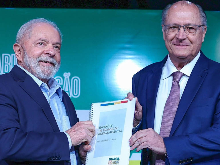 Presidente eleito Lula e vice-presidente Geraldo Alckmin seguram juntos caderno do grupo de trabalho do governo de transição