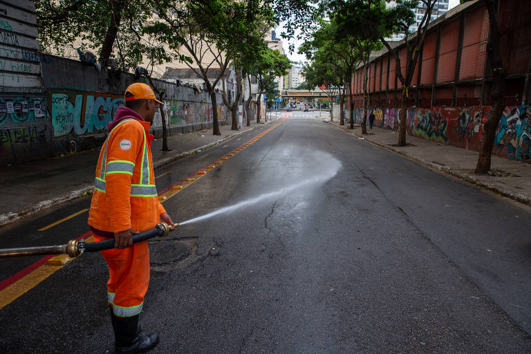 Um dos primeiros pontos ocupados após a dispersão, a rua Helvétia, na altura da avenida São João, não possui mais concentração de usuários