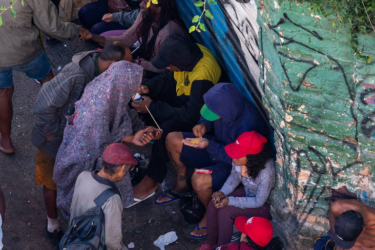 Mesmo com constantes ações policiais na região, principalmente da Polícia Civil e da GCM, a venda e consumo de drogas segue no cruzamento das ruas do Triunfo e dos Gusmões