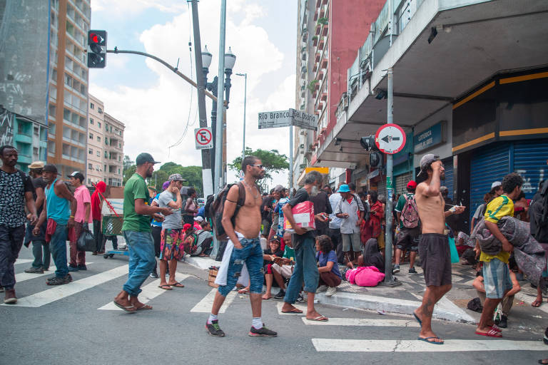 Dependentes químicos na avenida Rio Branco, na altura da rua General Osório