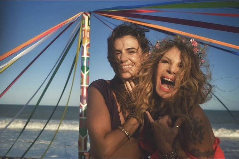 As cantoras Mariana Aydar e Elba Ramalho gravaram a música "Quadrado Vivo"