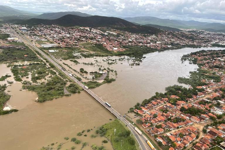  Imagens aéreas mostram áreas alagadas pelo rio Jequiezinho, em Jequié, sudoeste da Bahia, nesta segunda-feira (26
