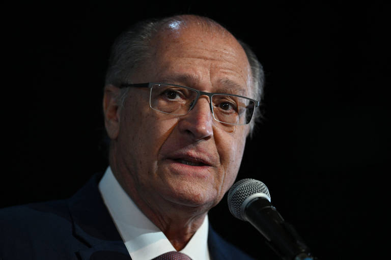 Imagem em close mostra o rosto de  Geraldo Alckmin, homem branco e calvo, falando em um microfone.