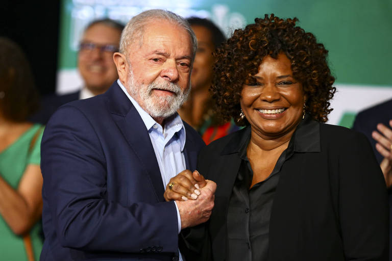 O presidente eleito, Luiz Inácio Lula da Silva, e a futura ministra da Cultura, Margareth Menezes, durante anúncio de novos ministros