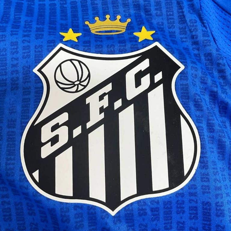 Símbolo do Santos com a coroa em homenagem ao Pelé postada em rede social do clube