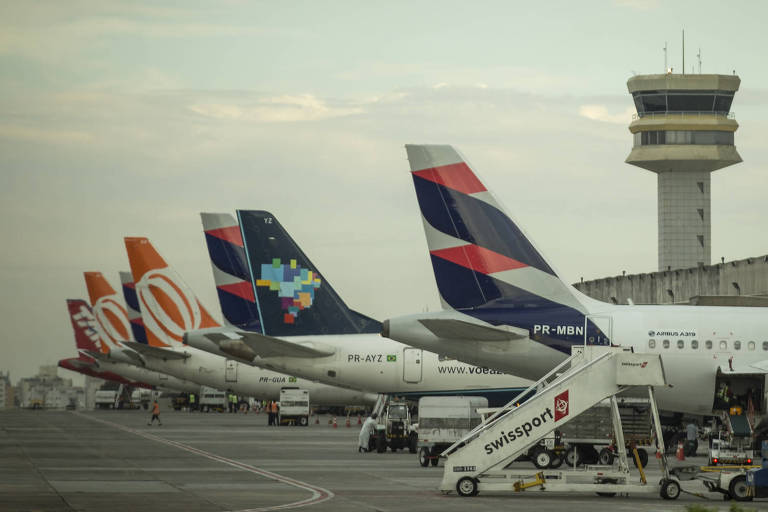 Movimentação de aeronaves no aeroporto de Congonhas, zona sul de São Paulo