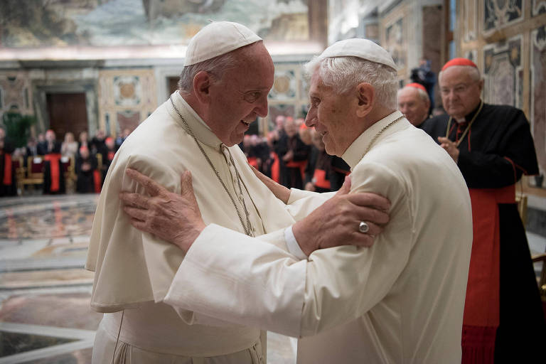 Papa Francisco diz que Bento 16 está 'muito doente' e pede orações