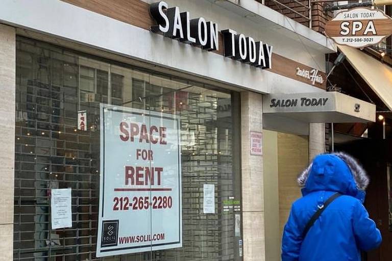 Em um dos quarteirões mais caros de Nova York, muitas lojas estão fechadas, e prédios inteiros, vazios