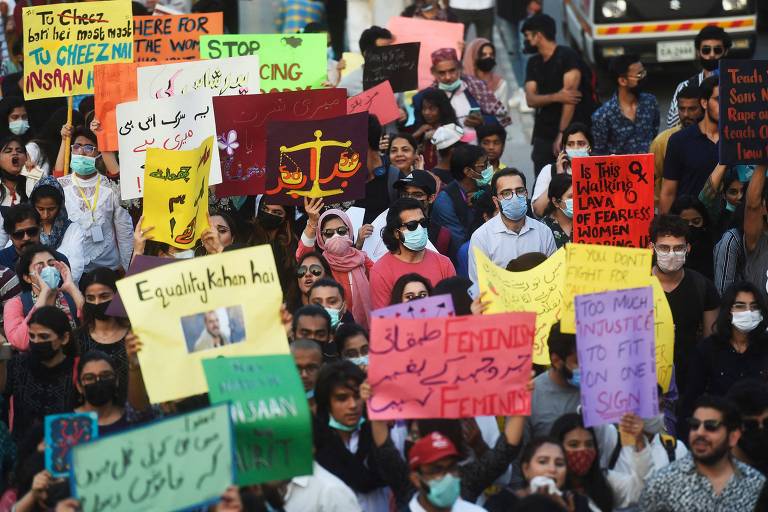 Ativistas pelos direitos das mulheres carregam cartazes durante manifestação em Karachi, no Paquistão 
