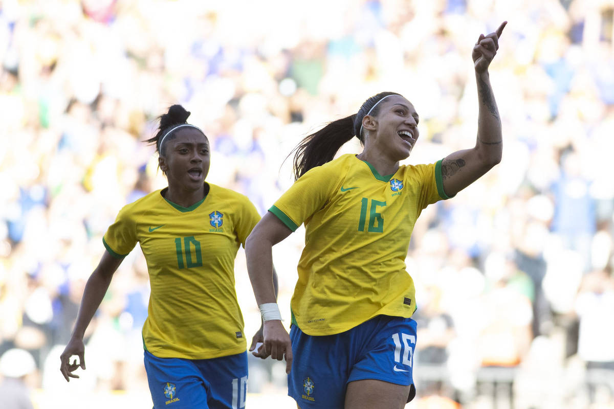 Mundial de Clubes feminino com 12 times entra na pauta em novo calendário -  23/12/2021 - UOL Esporte